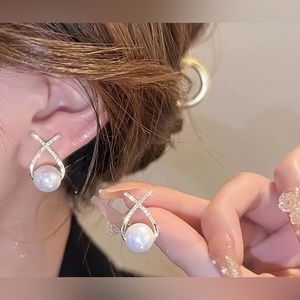 Silver colored Elegant criss cross earrings with cubic zirconia inlays